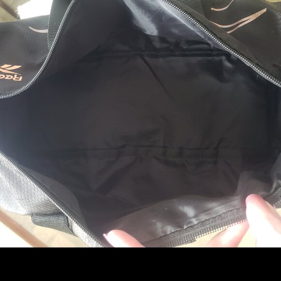 Small/Medium Sized Reebok Duffle Gym Bag - Picture 6 of 6